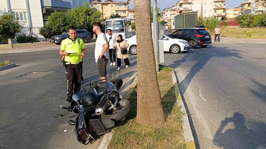 Manavgat’ta Motosiklet İle Otomobil Çarpıştı: 1 Yaralı