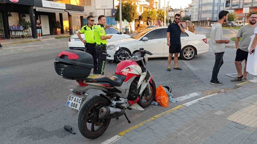 Otomobil İle Çarpışan Motosikletli Ve Arkasındaki Yolcu Yaralandı