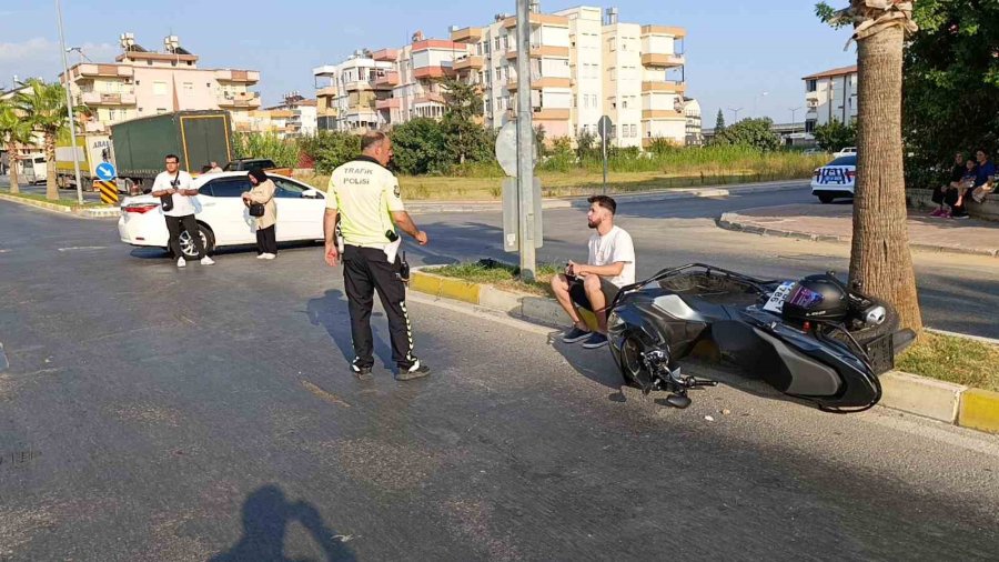 Manavgat’ta Motosiklet İle Otomobil Çarpıştı: 1 Yaralı