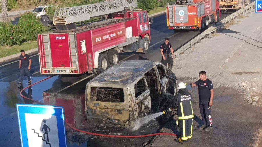 Antalya’da Panelvan Tur Aracı Alev Alev Yandı