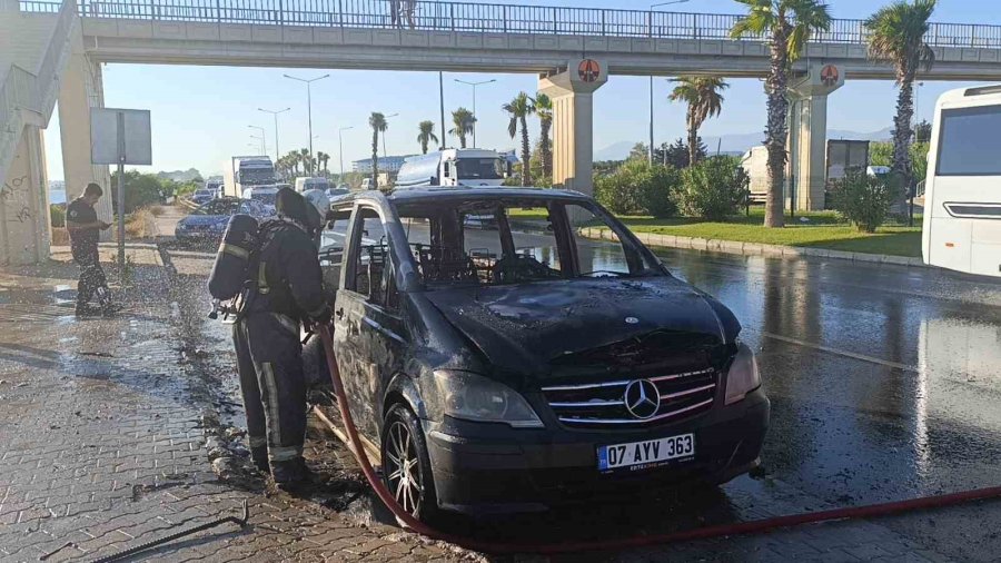 Antalya’da Panelvan Tur Aracı Alev Alev Yandı