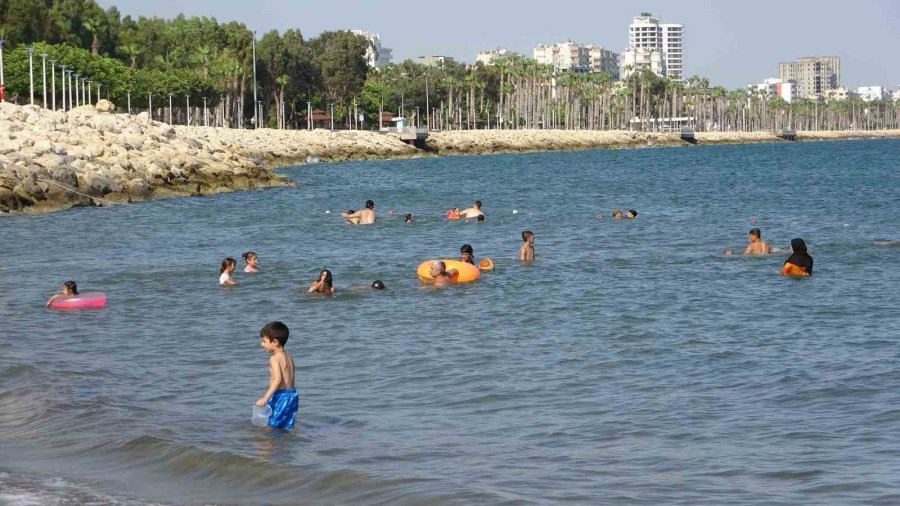 Mersin’de Sıcak Hava Bunaltıyor