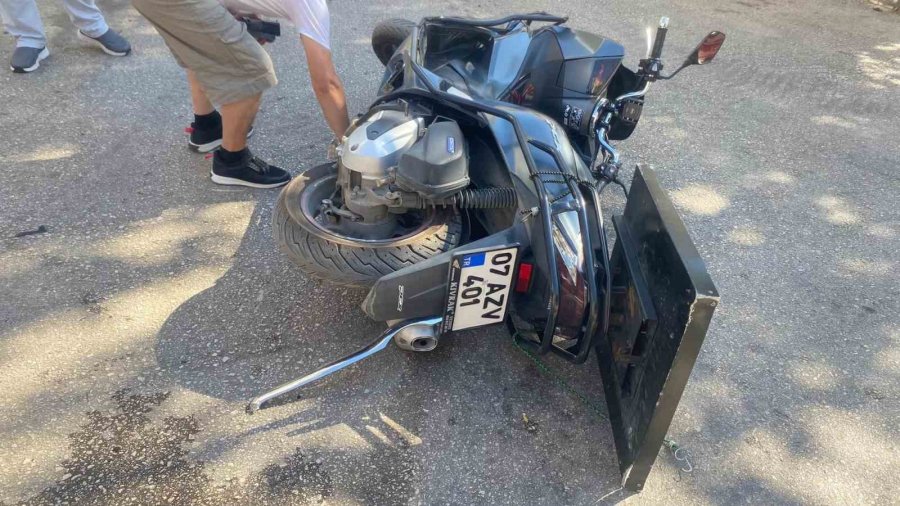 Antalya’da Kurye Motosikletten Fırlayarak Yaralandı: O Anlar Kamerada