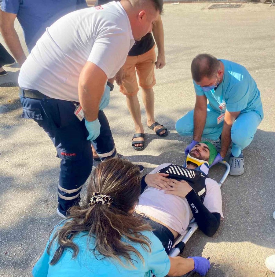 Antalya’da Kurye Motosikletten Fırlayarak Yaralandı: O Anlar Kamerada