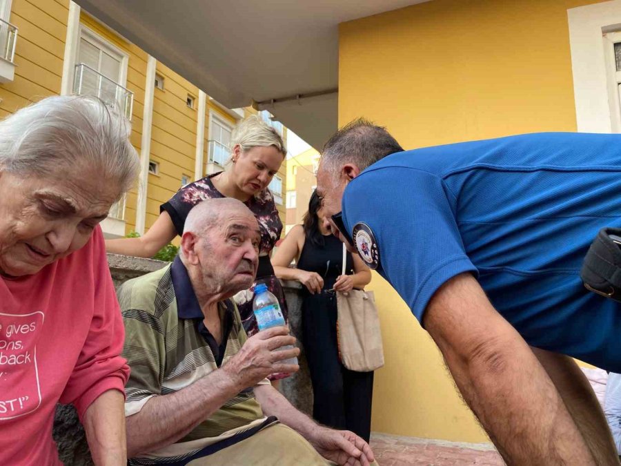 Huzurevinde Korkutan Yangın: 3 Kişi Dumandan Etkilendi