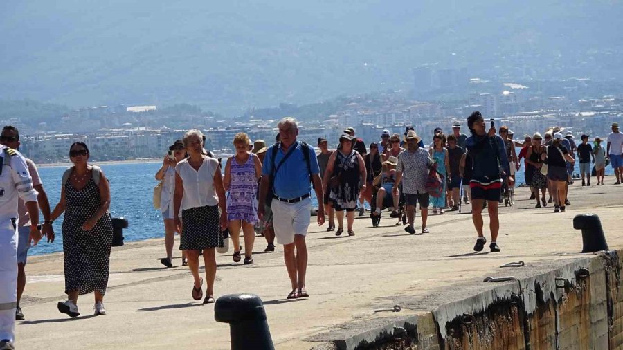 Alanya’ya Turistler Denizden Geldi