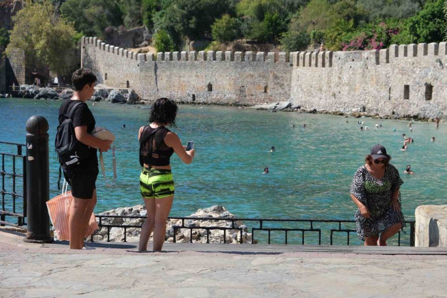 Alanya’ya Turistler Denizden Geldi