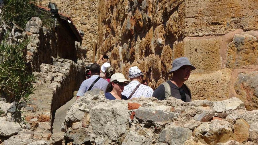 Alanya’ya Turistler Denizden Geldi