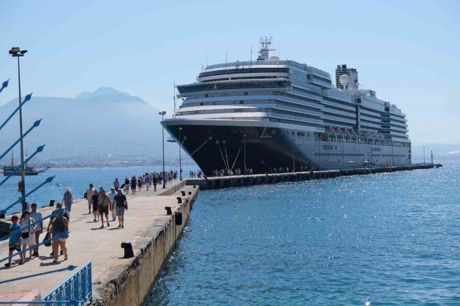 Alanya’ya Turistler Denizden Geldi