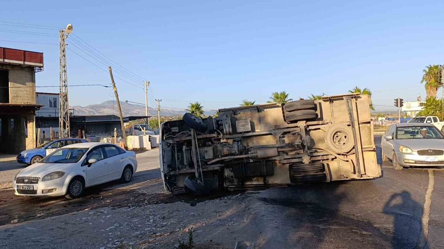 Kontrolden Çıkıp Devrilen Kamyonetin Sürücüsü Yaralandı