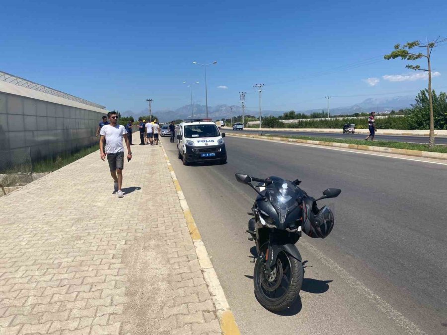 Şarampole Uçan Otomobildeki 2 Kişi Yaralı Olarak Kurtarıldı