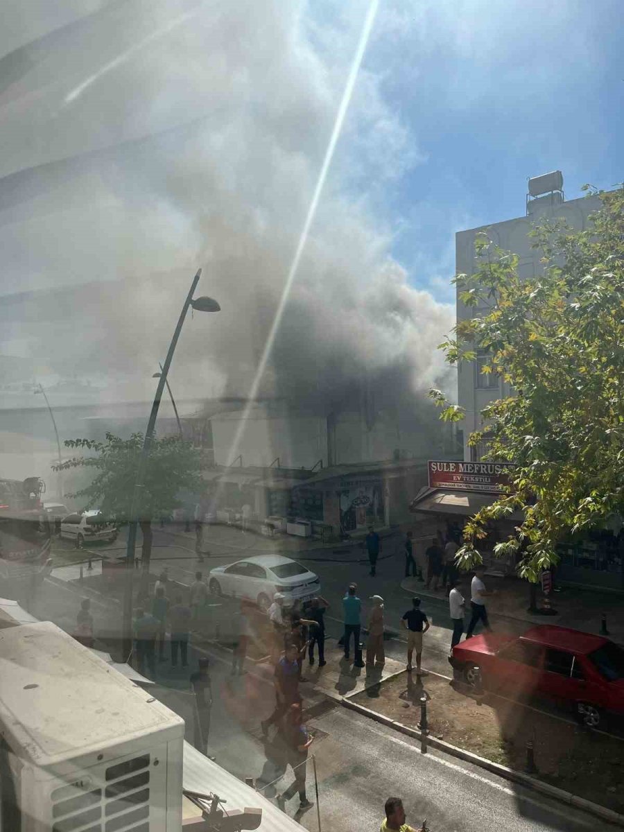 Ayakkabı Mağazasında Yangın Maddi Hasara Sebep Oldu