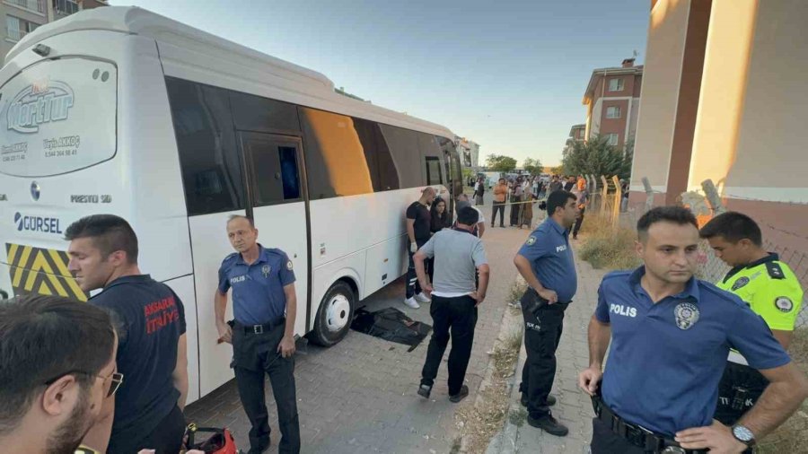 Aksaray’da Anneanne Ve 2 Yaşındaki Torunu Servis Minibüsü Altında Kalarak Can Verdi