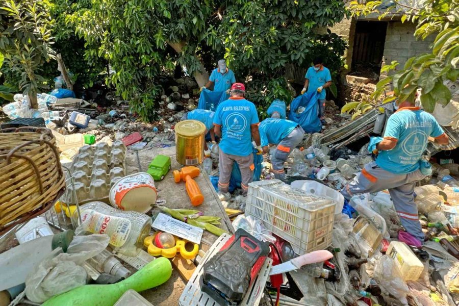 Alanya’da Evden 4 Kamyon Dolusu Çöp Çıktı