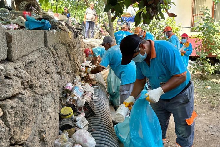 Alanya’da Evden 4 Kamyon Dolusu Çöp Çıktı