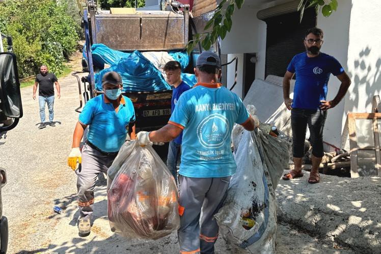 Alanya’da Evden 4 Kamyon Dolusu Çöp Çıktı