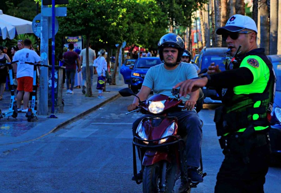 Trafik Cezası Yiyeceklerini Düşünürken Güvenli Sürüş Hakkında Bilgi Aldılar