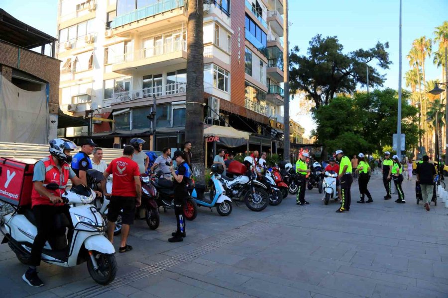 Trafik Cezası Yiyeceklerini Düşünürken Güvenli Sürüş Hakkında Bilgi Aldılar