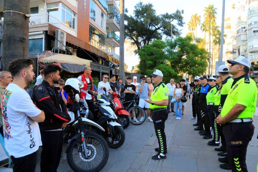 Trafik Cezası Yiyeceklerini Düşünürken Güvenli Sürüş Hakkında Bilgi Aldılar