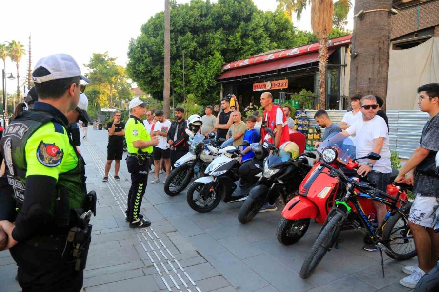 Trafik Cezası Yiyeceklerini Düşünürken Güvenli Sürüş Hakkında Bilgi Aldılar