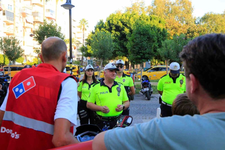 Trafik Cezası Yiyeceklerini Düşünürken Güvenli Sürüş Hakkında Bilgi Aldılar