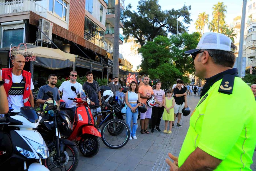 Trafik Cezası Yiyeceklerini Düşünürken Güvenli Sürüş Hakkında Bilgi Aldılar