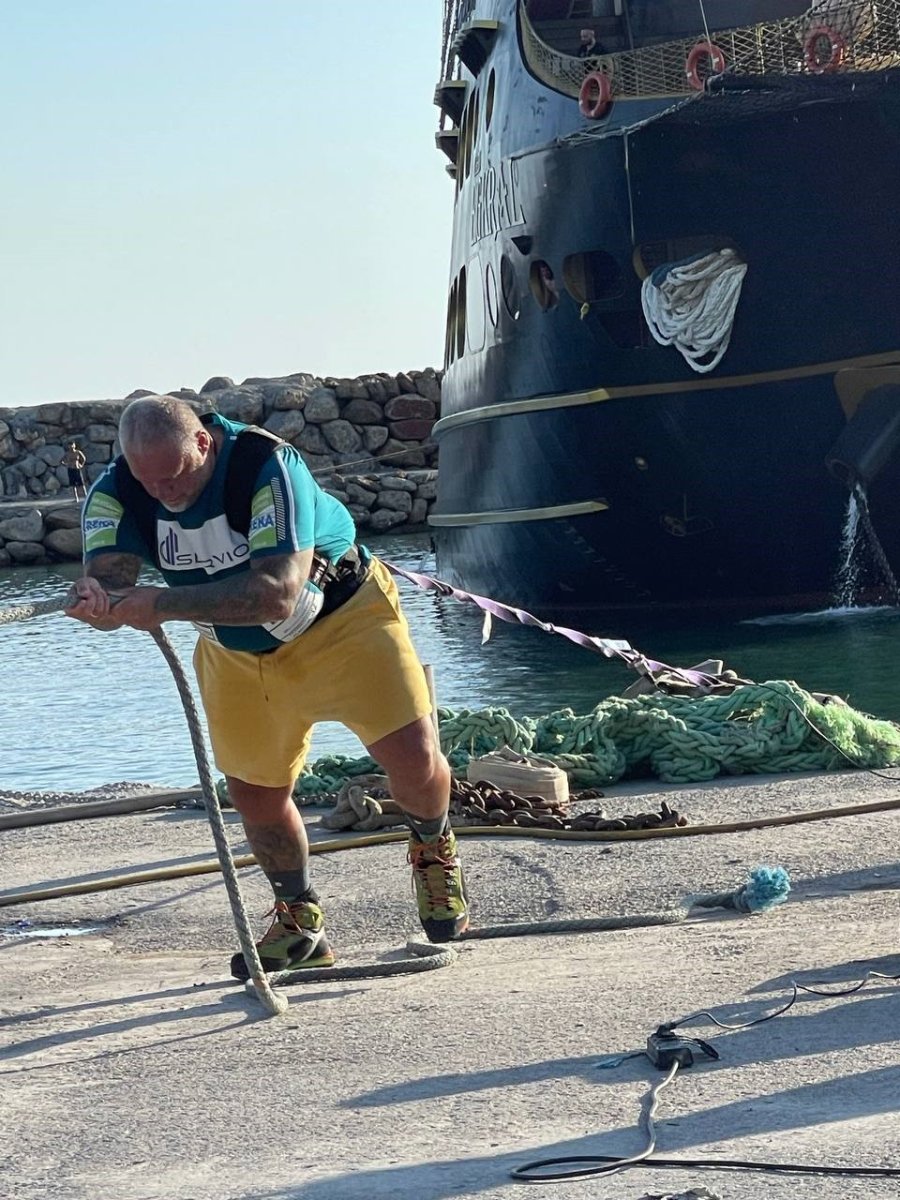 Antalya’da Sporcu Müllner 1300 Ton Ağırlığındaki Tekneyi Çekerek Dünya Rekor Kırdı