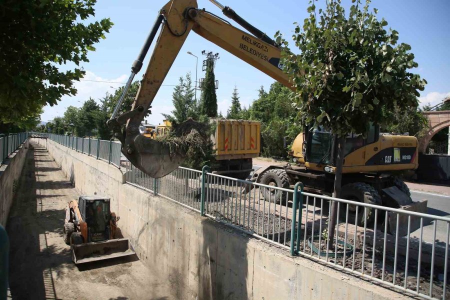 Melikgazi’de Yağmur Suyu Kanallarında Temizlik Çalışması Yapılıyor