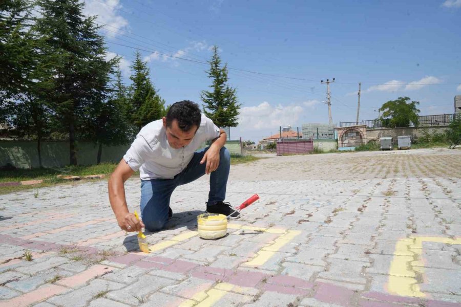 Yaz Tatilini Fırsat Bilen Okul Müdürü, Yardımcısı İle Birlikte Okulun Bakımlarını Yapıyor