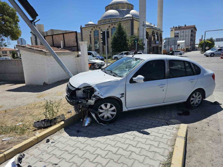 Aksaray’da Otomobil İle Motosiklet Çarpıştı: 1 Ağır Yaralı