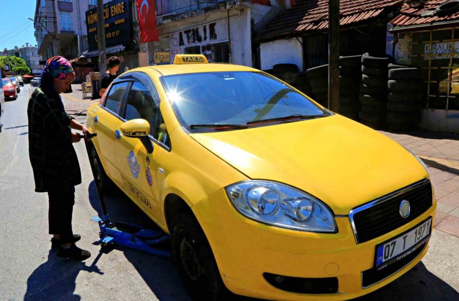 Ustası Kocası: 25 Yıldır Lastik Tamirciliği Yapan Kadın, Sürücüleri Şaşırtıyor