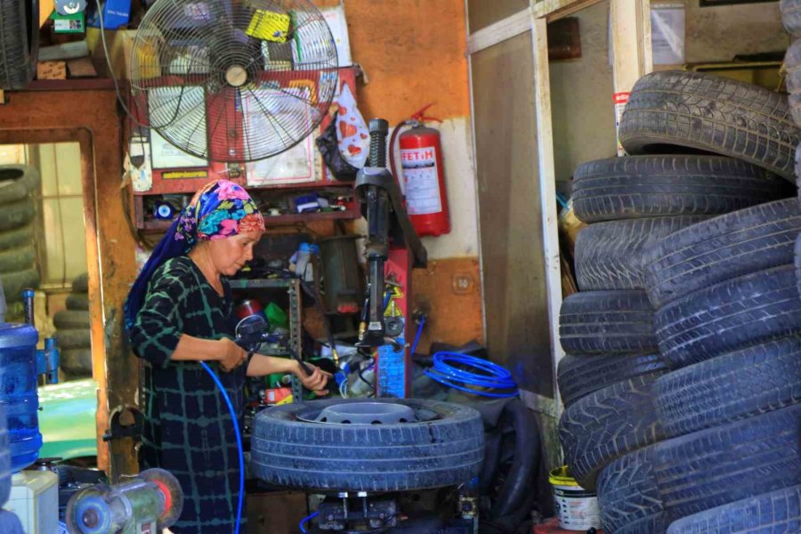 Ustası Kocası: 25 Yıldır Lastik Tamirciliği Yapan Kadın, Sürücüleri Şaşırtıyor