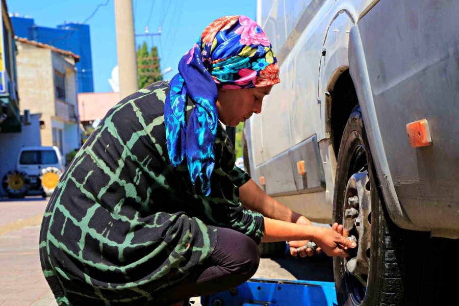 Ustası Kocası: 25 Yıldır Lastik Tamirciliği Yapan Kadın, Sürücüleri Şaşırtıyor