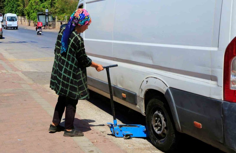 Ustası Kocası: 25 Yıldır Lastik Tamirciliği Yapan Kadın, Sürücüleri Şaşırtıyor