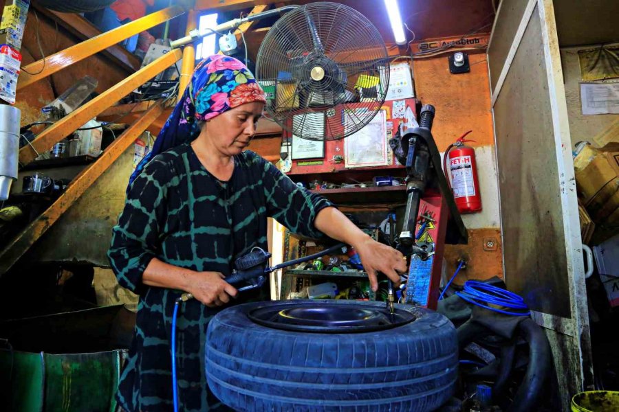 Ustası Kocası: 25 Yıldır Lastik Tamirciliği Yapan Kadın, Sürücüleri Şaşırtıyor