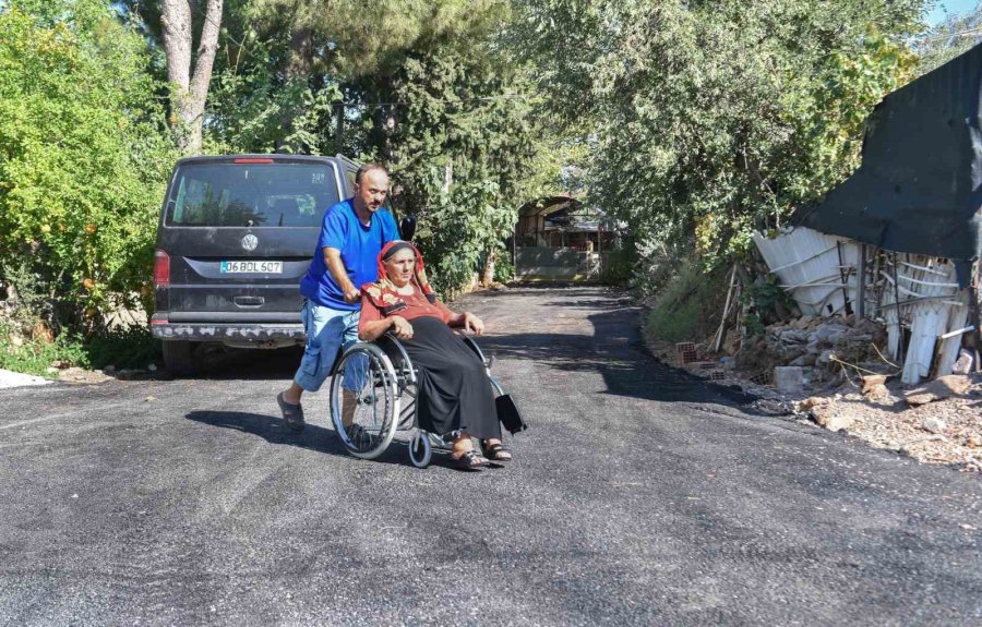 Tekerlekli Sandalye İle Hayatını Sürdüren Engelli Vatandaş İçin Sokağına Özel Asfalt Döküldü