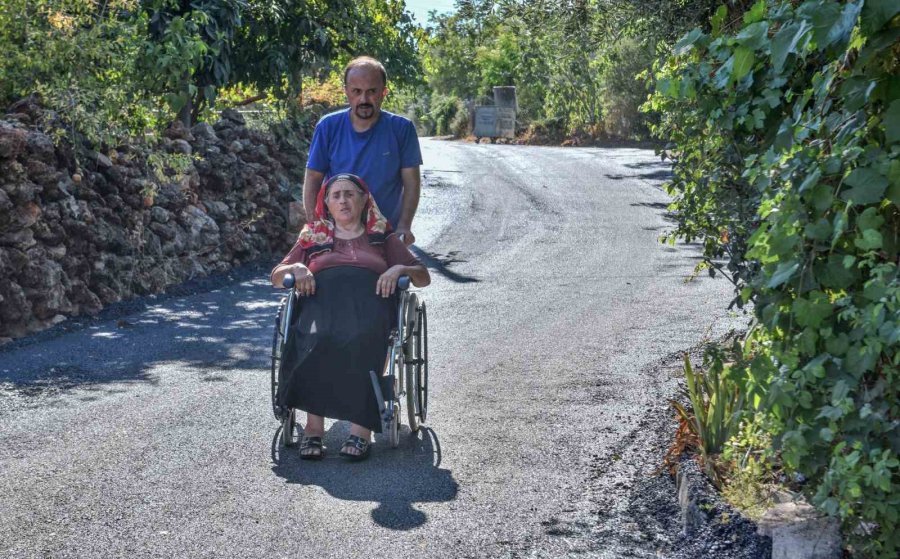 Tekerlekli Sandalye İle Hayatını Sürdüren Engelli Vatandaş İçin Sokağına Özel Asfalt Döküldü