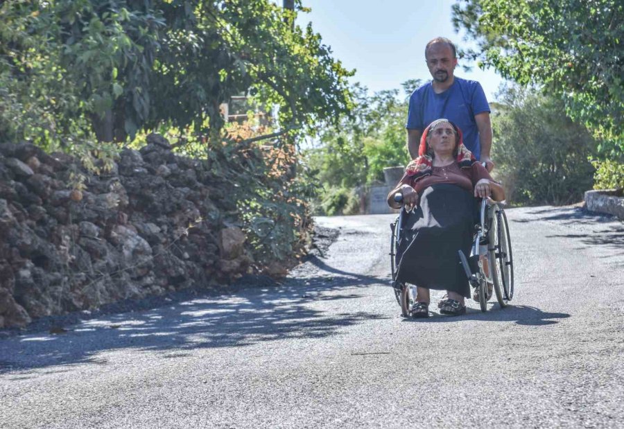 Tekerlekli Sandalye İle Hayatını Sürdüren Engelli Vatandaş İçin Sokağına Özel Asfalt Döküldü