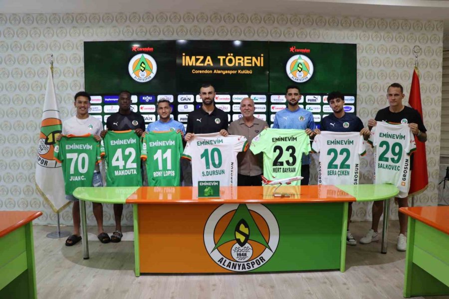 Alanyaspor, Sözleşme Yenilediği Ve Transfer Ettiği Futbolcularını Tanıttı