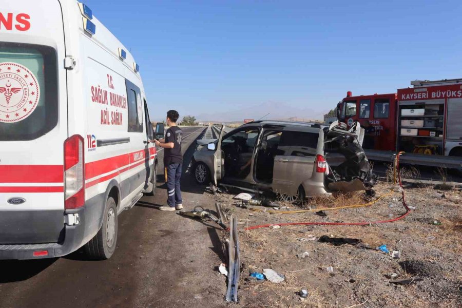 Hafif Ticari Araç Bariyere Ok Gibi Saplandı: 2 Ölü, 4 Yaralı