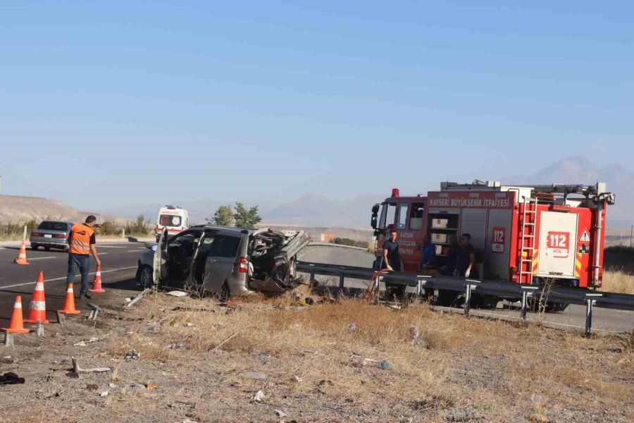 Hafif Ticari Araç Bariyere Ok Gibi Saplandı: 2 Ölü, 4 Yaralı