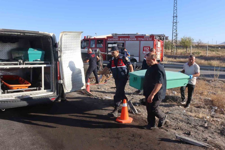 Hafif Ticari Araç Bariyere Ok Gibi Saplandı: 2 Ölü, 4 Yaralı