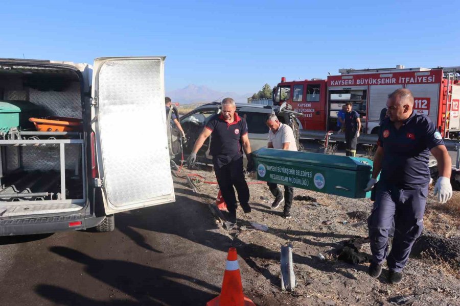 Hafif Ticari Araç Bariyere Ok Gibi Saplandı: 2 Ölü, 4 Yaralı