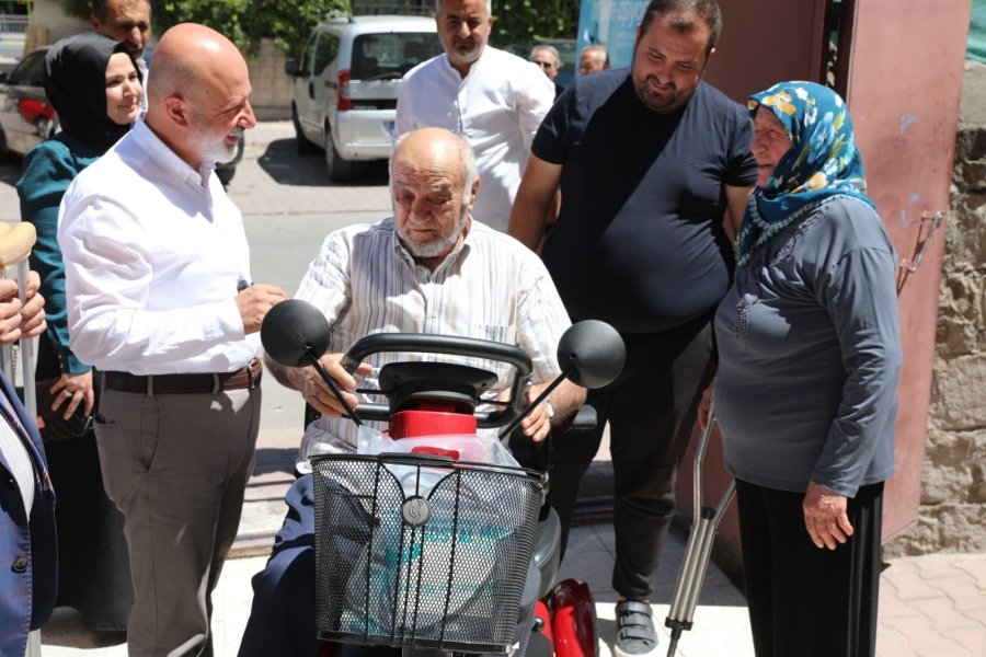 Başkan Çolakbayrakdar, Engelli Aileye Akülü Araç Hediye Etti