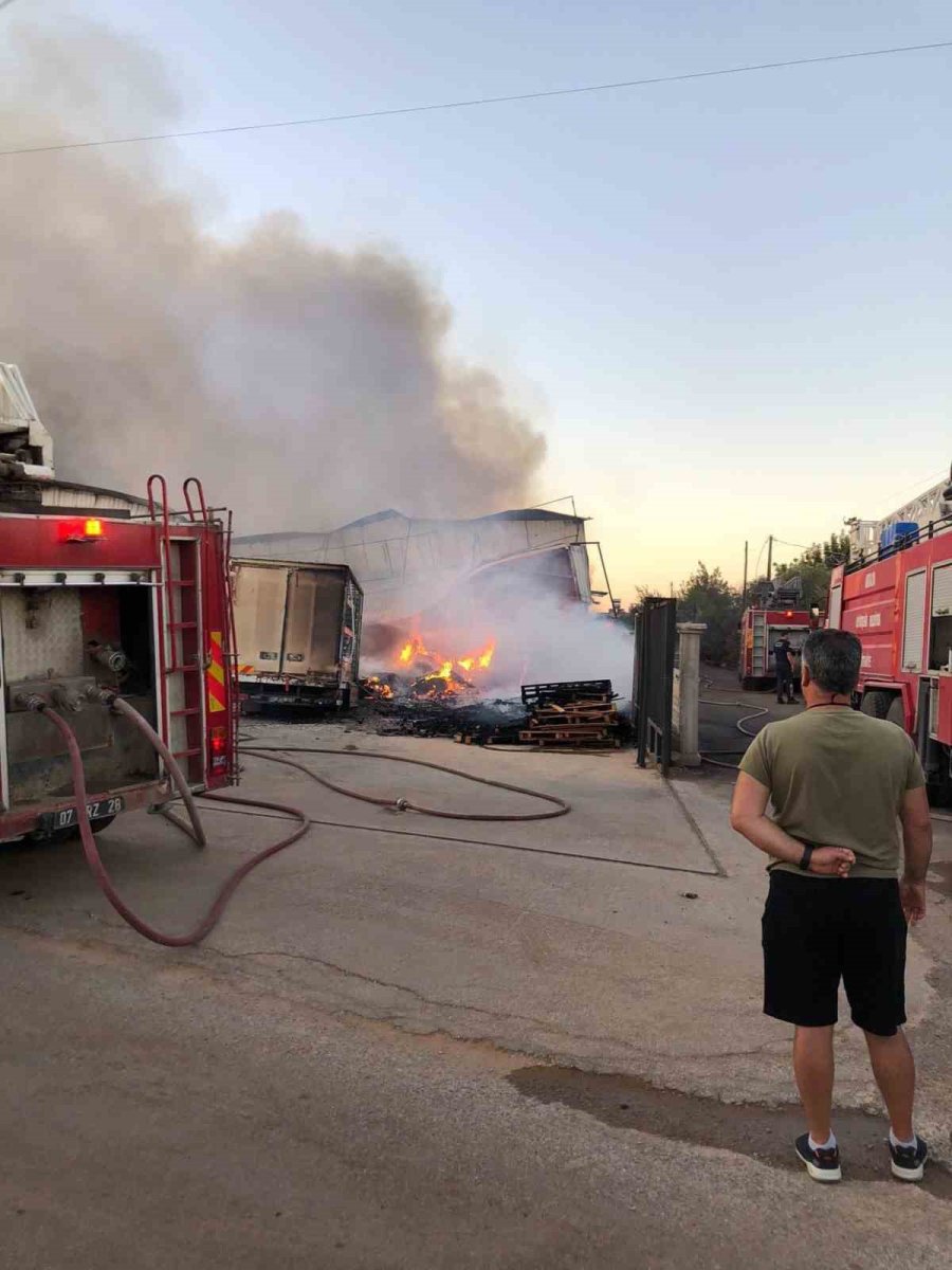 Antalya’da Koli Karton Fabrikasında Korkutan Yangın