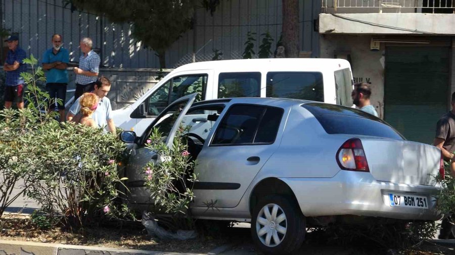 Antalya’da Ortalık Savaş Alanına Döndü: 7 Araç Birbirine Girdi, 6 Kişi Yaralandı