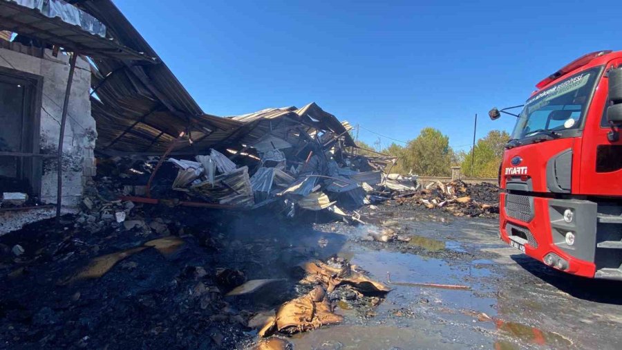 Antalya’da Karton Fabrikası Kül Oldu, Maddi Hasar 100 Milyon Tl