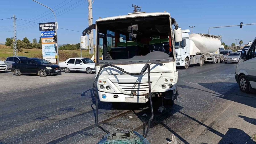 Servis Aracı Tur Aracıyla Çarpıştı, 2 Turist Yaralandı