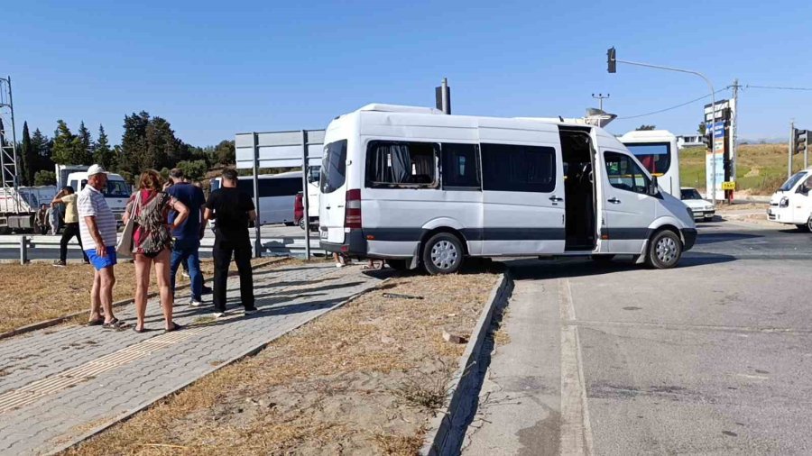 Servis Aracı Tur Aracıyla Çarpıştı, 2 Turist Yaralandı