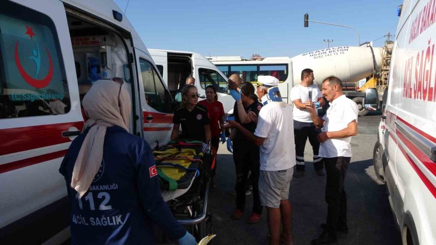 Servis Aracı Tur Aracıyla Çarpıştı, 2 Turist Yaralandı